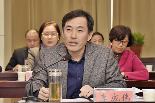 校长李成伟讲话