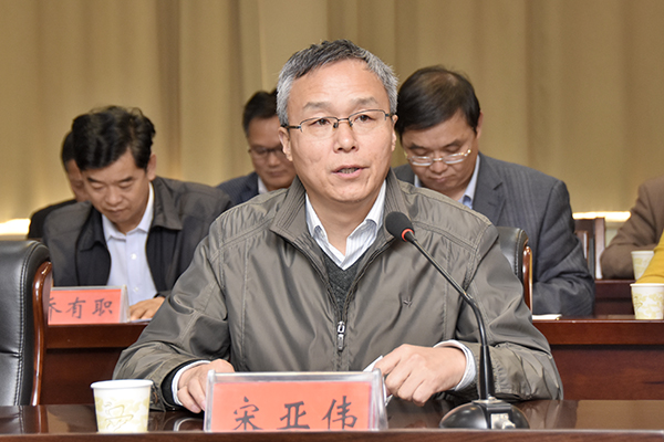 校党委副书记宋亚伟主持会议